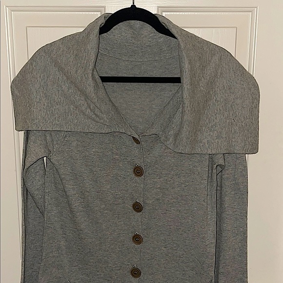 NO BRAND Sweaters - FUN GRAY CARDIGAN WITH COLLAR & WOODEN BUTTONS